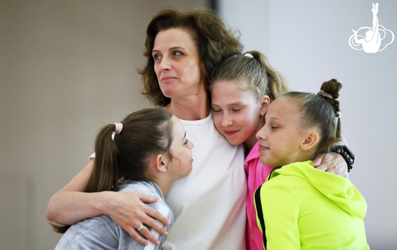 Старший тренер сборной России Марина Говорова и гимнастки София Ильтерякова, Ева Чевтаева и Алиса Стамат на восстановительных сборах в Академии