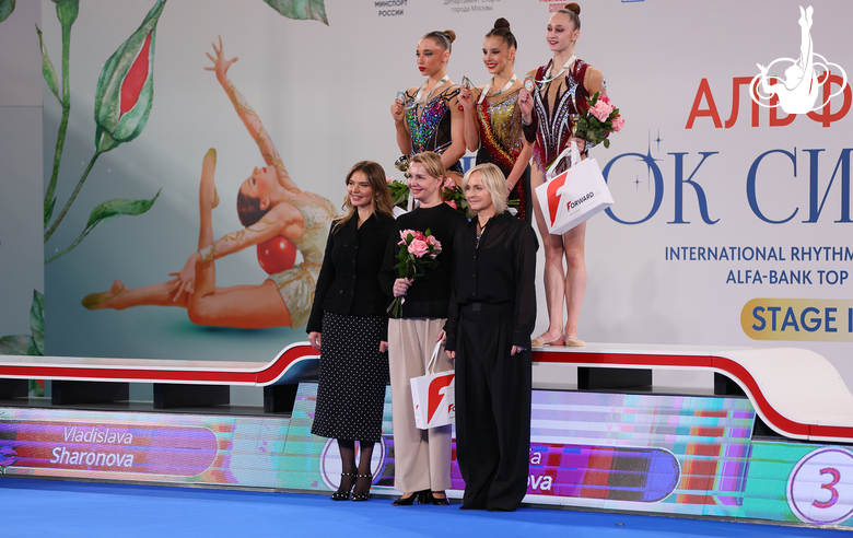 Олимпийская чемпионка Алина Кабаева и главный тренер сборной России Татьяна Сергаева приняли участие в церемонии награждения