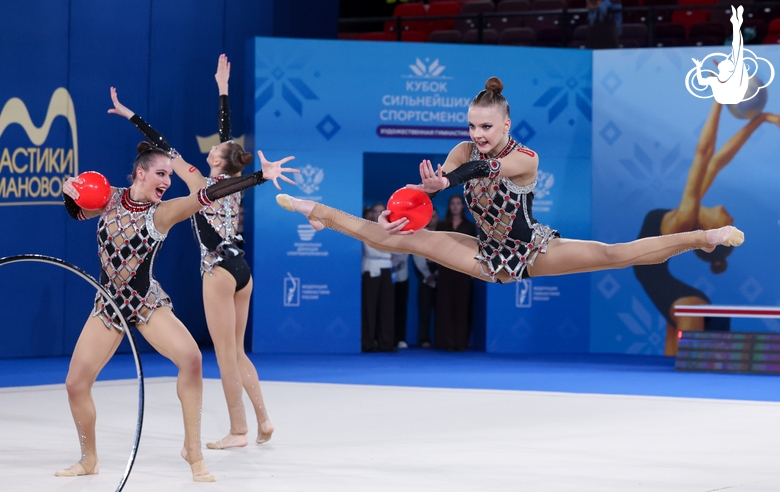 Национальная команда Российской Федерации во время упражнения с обручами и мячами