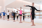 Гимнастки во время занятия хореографией