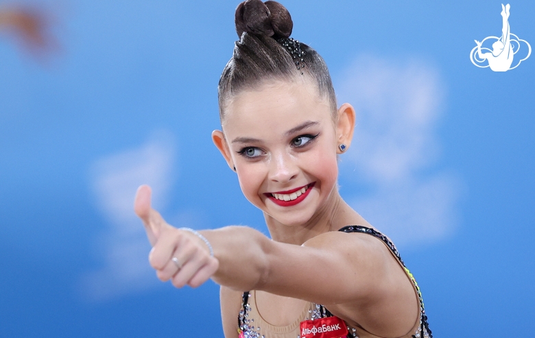 София Ильтерякова во время упражнения с булавами