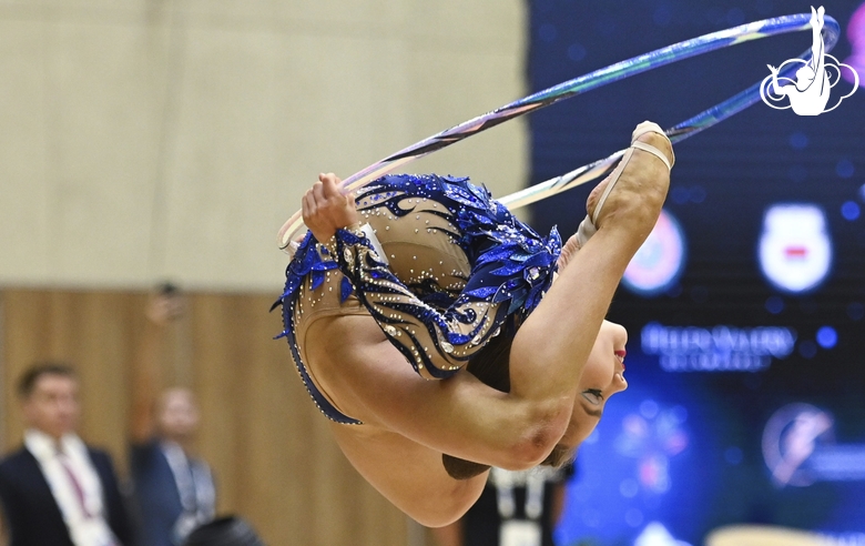 Ксения Савинова во время упражнения с обручем