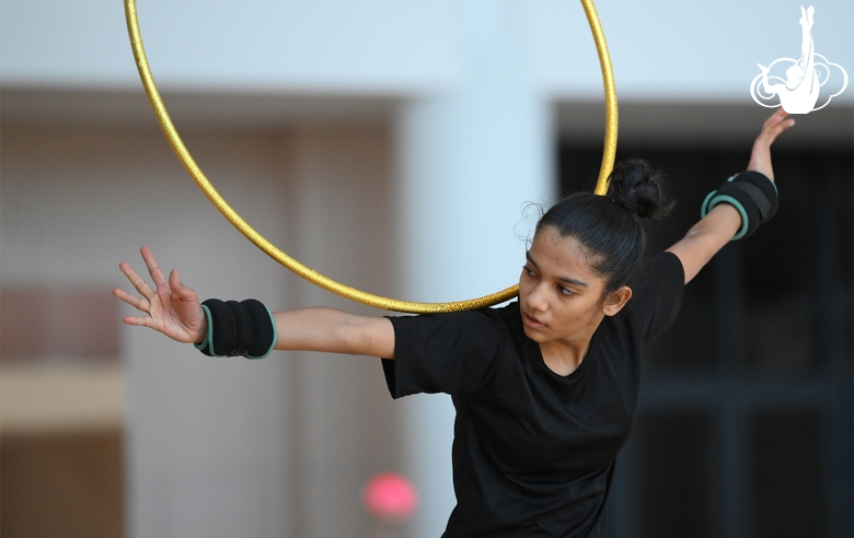 Гимнастка Арья Нитеш Кадам во время тренировки в Академии