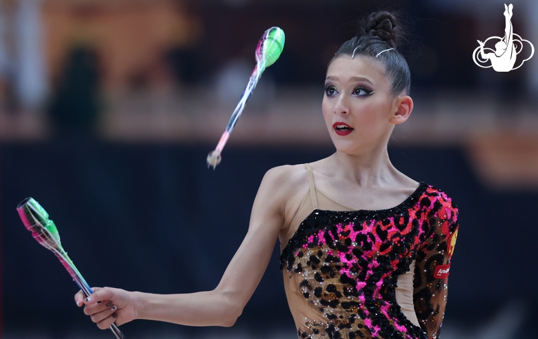 Николь Римарачин Диас во время упражнения с булавами