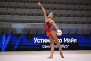 Майя Устименко во время упражнения с мячом на всероссийском турнире «Кубок "Небесная грация"»