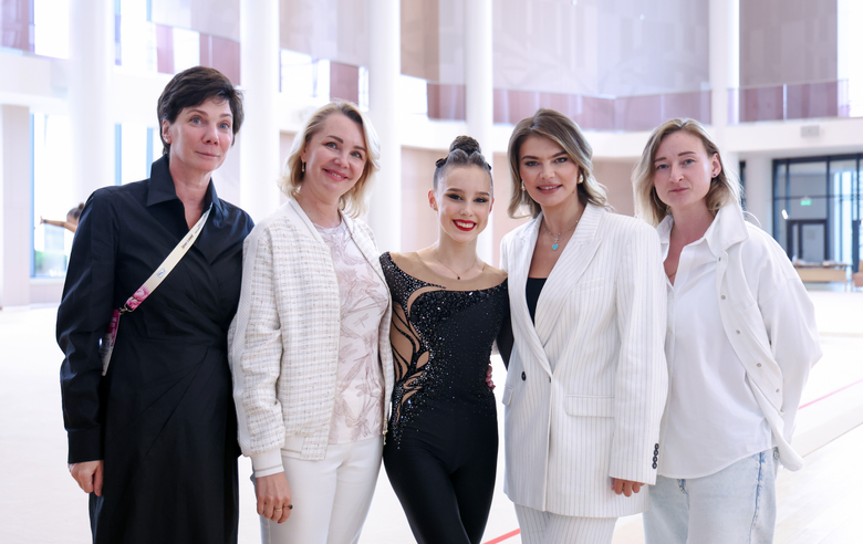 19 июня 2025 года. Хореограф фестиваля «Алина» Ирина Зеновка, тренер Ирина Гусарова, гимнастка Академии Мария Борисова, олимпийская чемпионка Алина Кабаева и хореограф Елена Егорова на этапе «Кубка сильнейших» в Академии