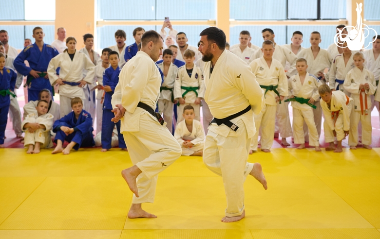 Олимпийский чемпион 2012 года Мансур Исаев с участниками фестиваля дзюдо