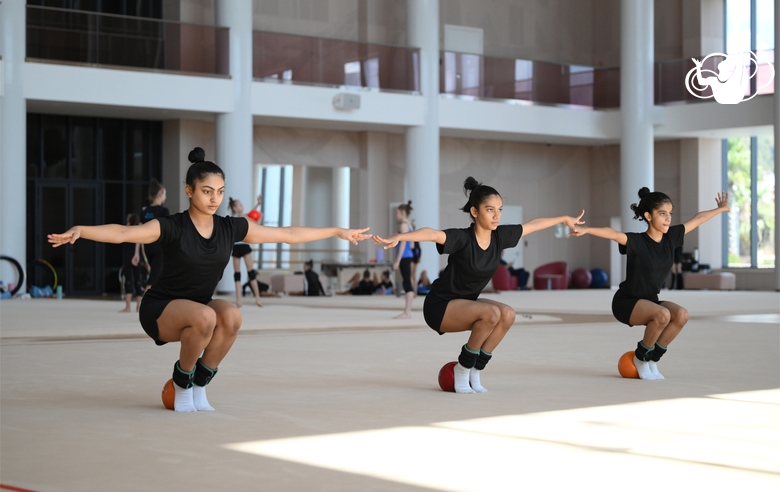 Гимнастки Кимая Карле, Арья и Авани Нитеш Кадам во время тренировки в Академии