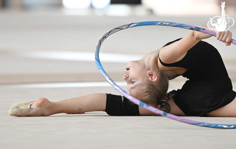 Диана Солосина во время упражнения с обручем