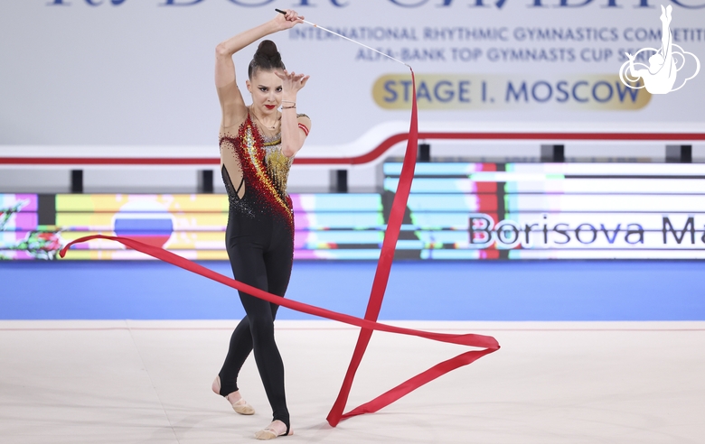 Мария Борисова во время упражнения с лентой