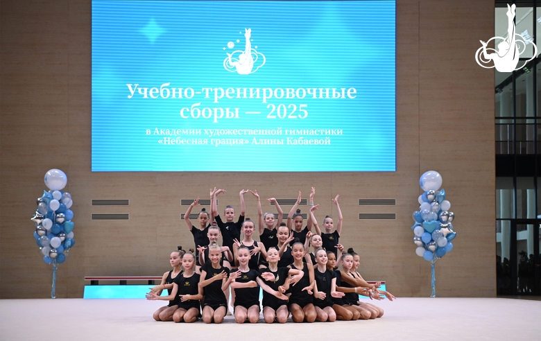 Участницы сборов во время выступления на отчетном концерте