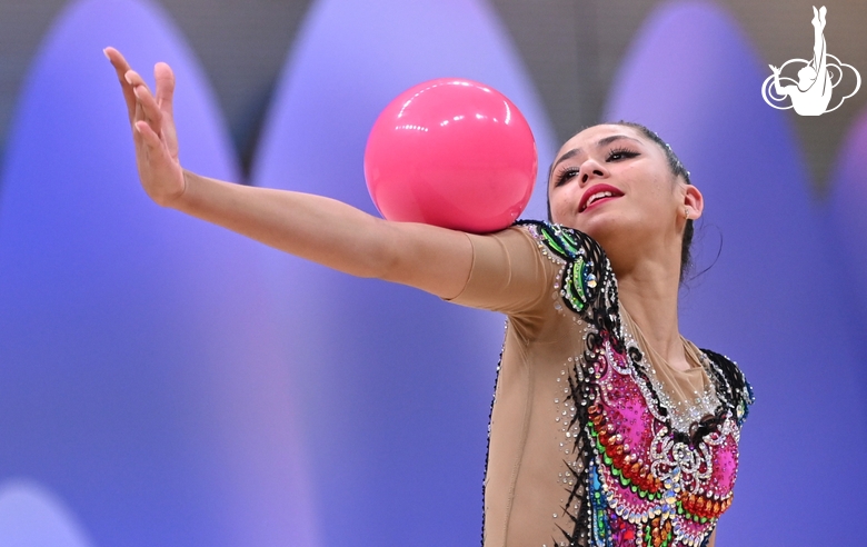 Участница турнира во время упражнения с мячом