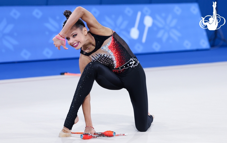 Каролина Тарасова во время упражнения с булавами