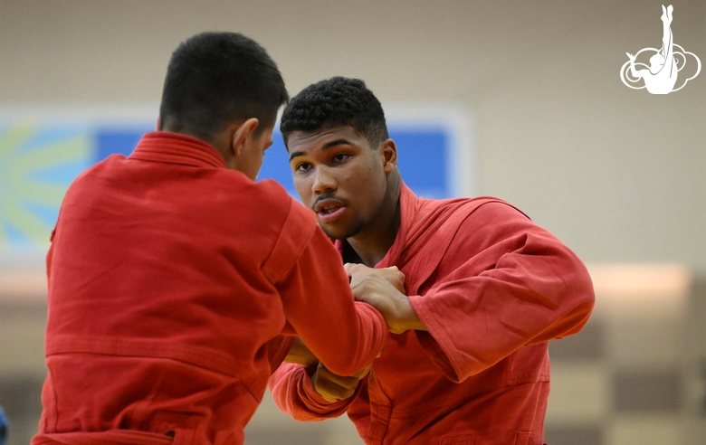 Победитель первенства России по самбо Александр-Шайн Квачантирадзе во время тренировки в Академии единоборств