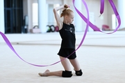Ольга Черных во время упражнения с лентой