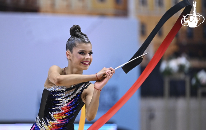 Каролина Тарасова во время упражнения с лентой