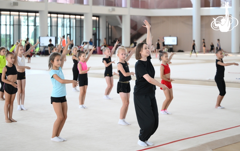 Тренер Ольга Минигалина с гимнастками во время занятия на учебно-тренировочных сборах в Академии