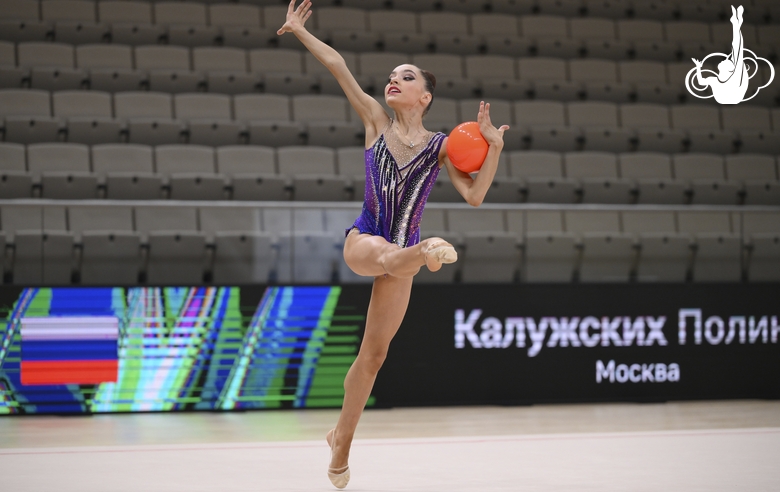 Полина Калужских во время упражнения с мячом