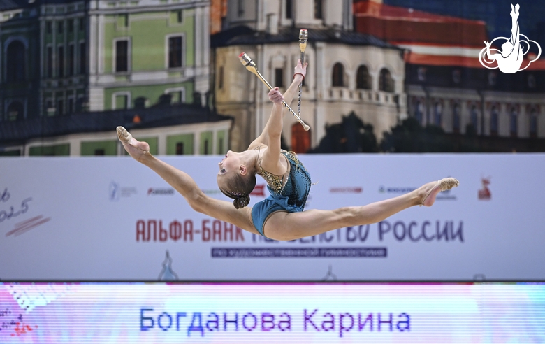 Карина Богданова во время упражнения с булавами
