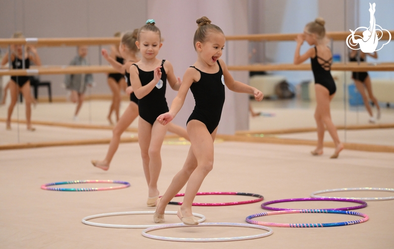 Юные гимнастки во время тренировки
