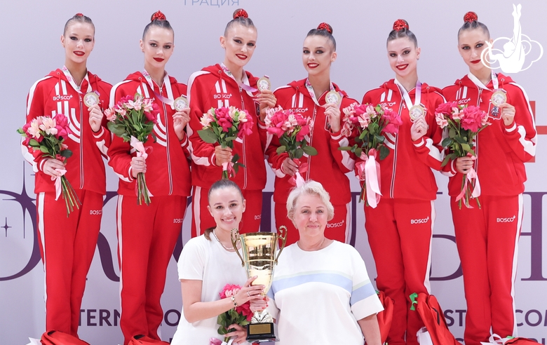 Чемпионки в групповых упражнениях из Москвы во время церемонии награждения