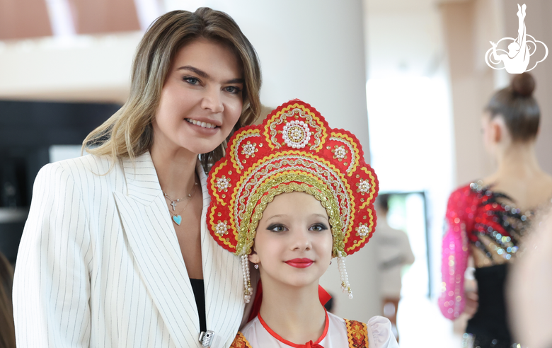 Олимпийская чемпионка Алина Кабаева с юной гимнасткой на этапе «Кубка сильнейших» в Академии