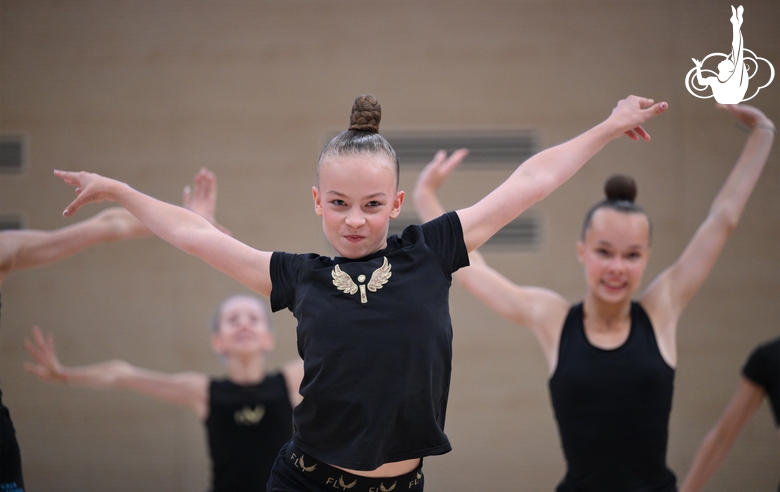 Участницы сборов во время выступления на отчетном концерте