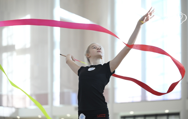 Александра Борисова во время упражнения с лентой