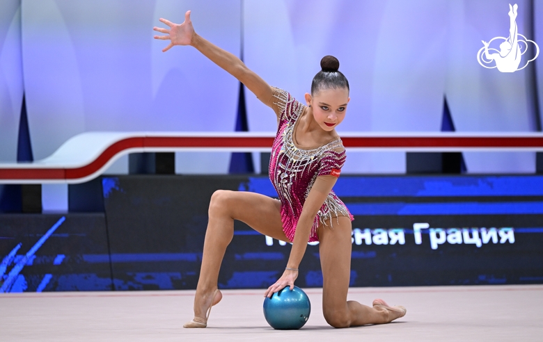 София Ильтерякова во время выполнения упражнения с обручем на всероссийском турнире «Кубок "Небесная грация"»