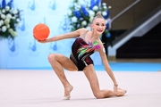 Каролина Пахтусова во время выполнения упражнения с мячом на всероссийском турнире «Кубок "Небесная грация"»