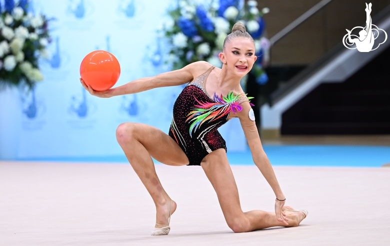 Каролина Пахтусова во время выполнения упражнения с мячом на всероссийском турнире «Кубок "Небесная грация"»