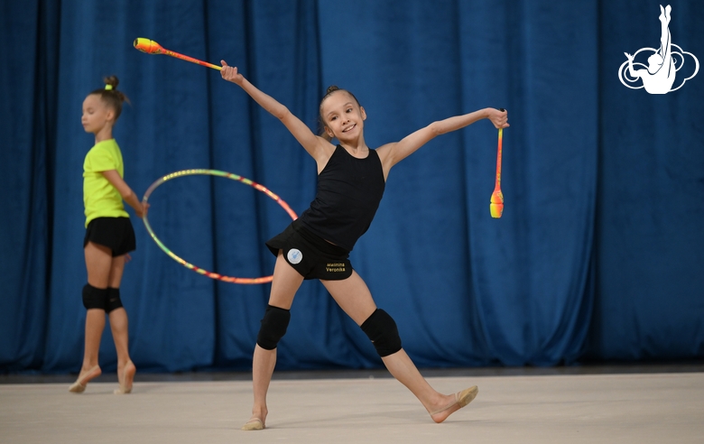 Вероника Малинина во время упражнения с булавами на опробовании ковра в Академии единоборств
