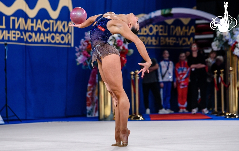 Лала Крамаренко во время упражнения с мячом