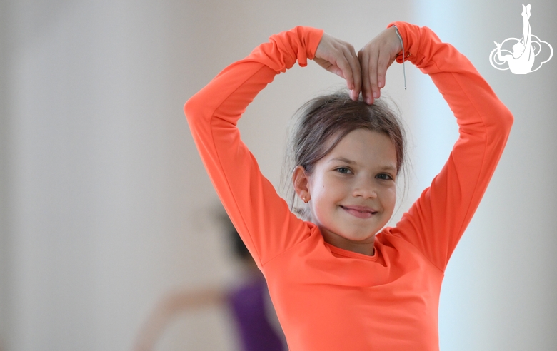 Гимнастка во время занятия на учебно-тренировочных сборах в Академии