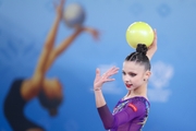 Арина Ковшова во время упражнения с мячом