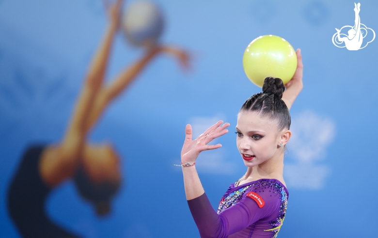 Арина Ковшова во время упражнения с мячом