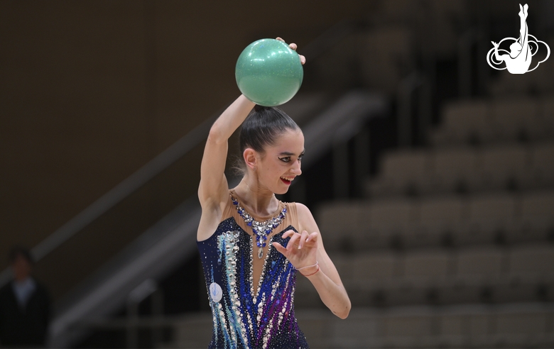 Анна Вакуленко во время упражнения с мячом