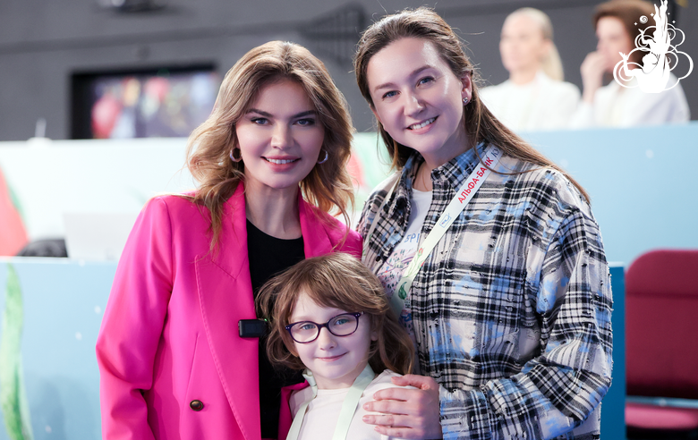 Олимпийская чемпионка Алина Кабаева, бронзовый призер Олимпиады Любовь Черкашина и ее дочь Вера