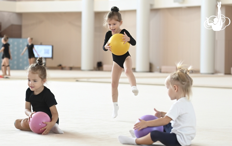 Юные гимнастки на тренировке