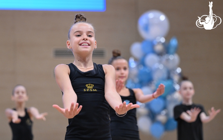 Участницы сборов во время выступления на отчетном концерте