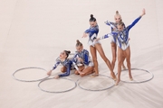 Команда сборной РФ — «Небесной грации» во время упражнения с обручами