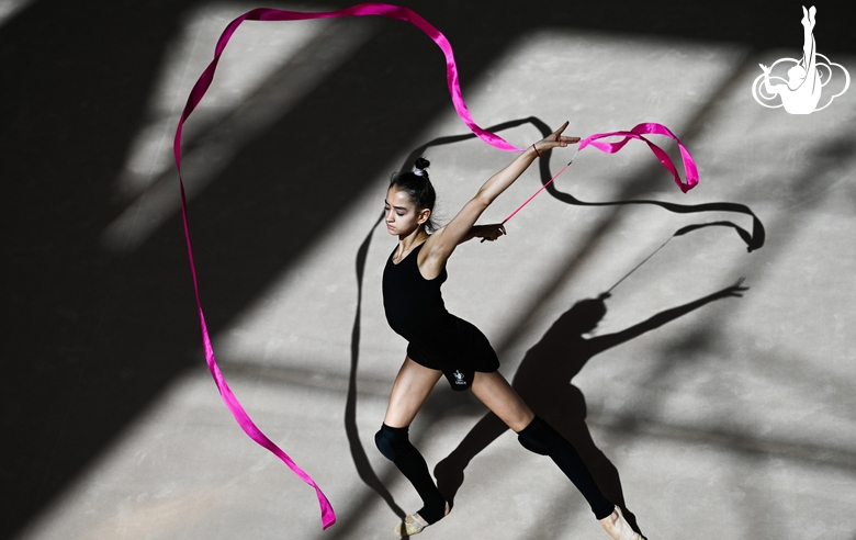 Анна Вакуленко во время упражнения с лентой