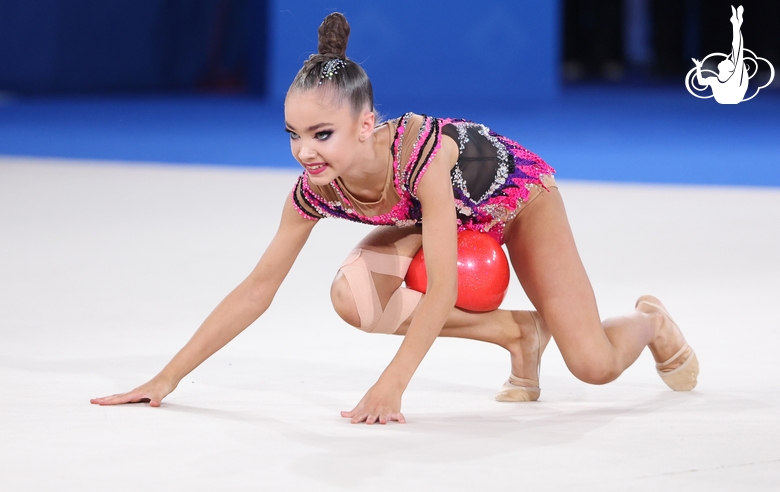 Ксения Савинова во время упражнения с мячом