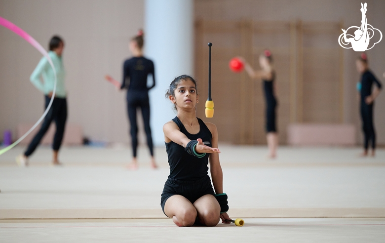 Гимнастка Авани Нитеш Кадам во время тренировки