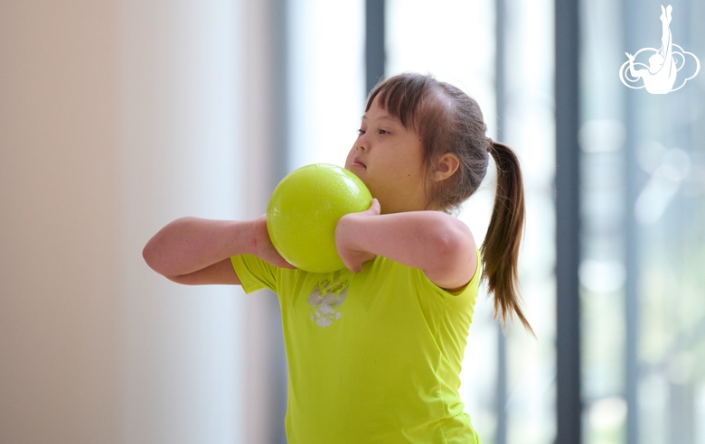 Юная гимнастка во время тренировки на сборах