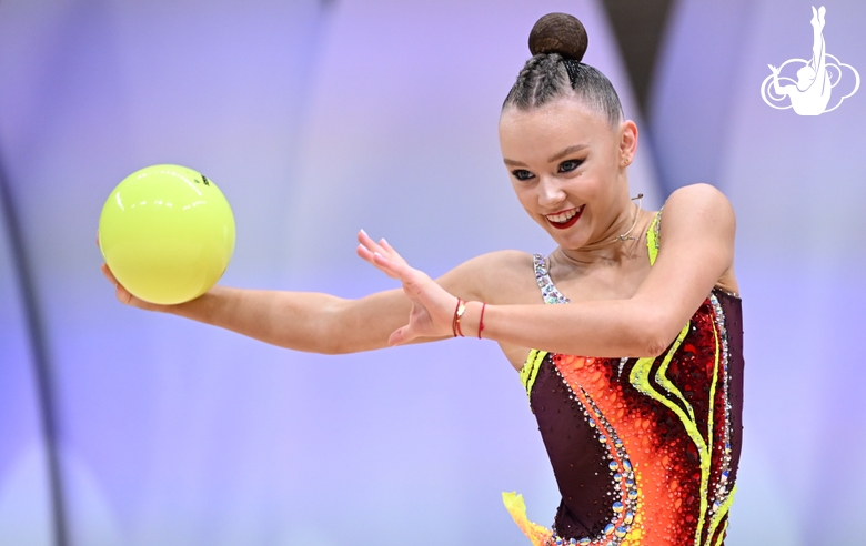 Алиса Медведева во время выполнения упражнения с мячом на всероссийском турнире «Кубок "Небесная грация"»