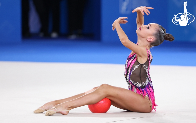 Ксения Савинова во время упражнения с мячом