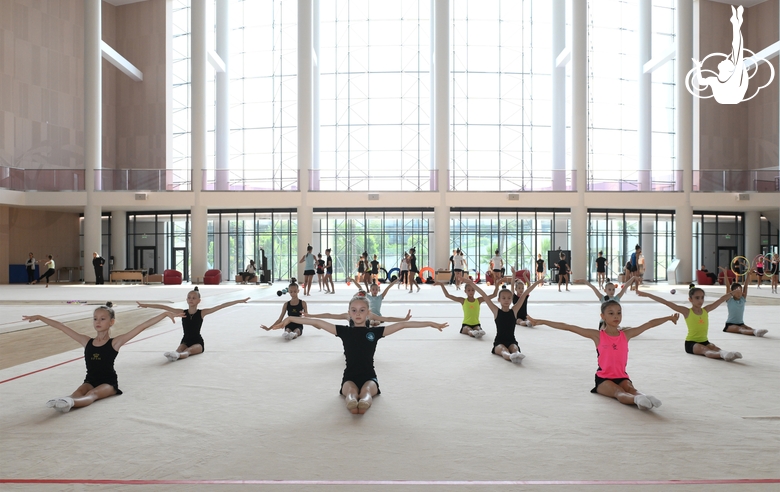 Гимнастки во время занятия на учебно-тренировочных сборах в Академии