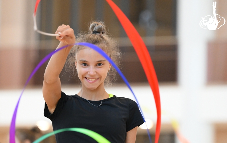 Гимнастка во время занятия на учебно-тренировочных сборах в Академии