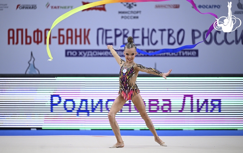 Лия Родионова во время упражнения с лентой